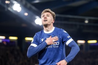 Joel Grodowski (Bielefeld) remercie ses supporters KEYSTONE/EPA/CHRISTOPHER NEUNDORF